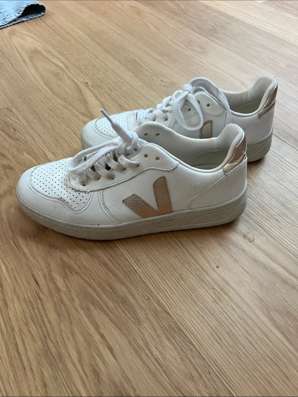 Veja Women’s V-10 Lace Up White Platine Sneakers with Gold Accents size 7